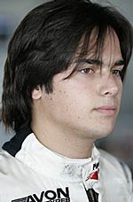 En ung man i ett racingkläder (AI text)