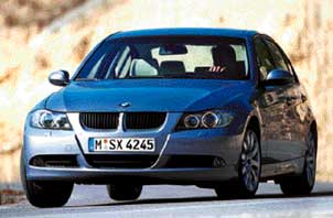 En BMW 3-serie sedan kör nerför en bergsväg. (AI text)