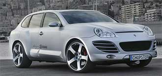 En Porsche Cayenne parkerad framför ett byggnad. (AI text)