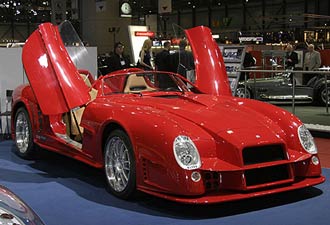 En röd sportbil visas upp på St. Louis bilmässa. (AI text)