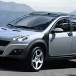 En liten bil parkerad på en backe (AI text)