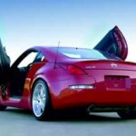 En röd sportbil med öppna dörren. (AI text)