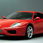 En röd Ferrari F12tdf sportsbil i en studiosättning. (AI text)