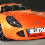 En sportbil i ett studio (AI text)