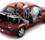 En röd bil med öppna dörren. (AI text)