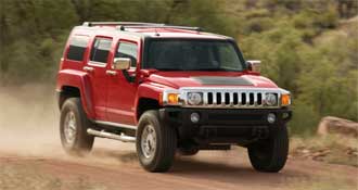 En röd Hummer H2 kör nerför en grusväg. (AI text)