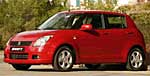En röd Suzuki Swift parkerad på en gata. (AI text)