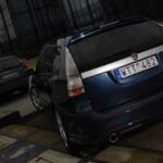 En bil parkerad på en gata (AI text)