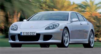 En silverfärgad Porsche Panamera GTS kör nerför en väg. (AI text)