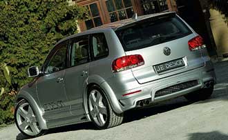 En silverfärgad Volkswagen Golf parkerad framför en villa. (AI text)