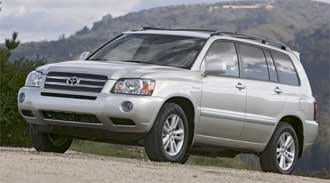 En silver Toyota Highlander parkerad på en grusväg. (AI text)