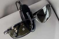 En par solglasögon på en bil. (AI text)