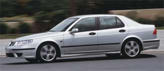 En silverfärgad bil kör nerför en väg. (AI text)