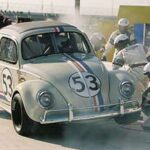 En racebil repareras av en mekaniker. (AI text)