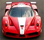 En röd och vit Ferrari-sportsbil kör ner en väg. (AI text)