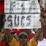 En supporter håller upp en skylt som säger "F1 sucs" (F1 suger). (AI text)