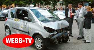 En bil repareras efter en kollision. (AI text)