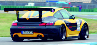 En Porsche 911 GT3 RS tävlar på en racerbana. (AI text)