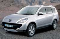 En silverfärgad Peugeot SUV parkerad på grusplan. (AI text)