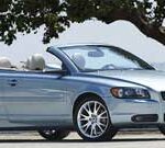 En bil parkerad i en parkeringsplats (AI text)