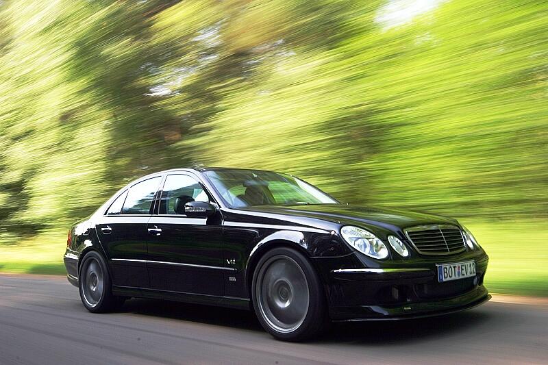 En Mercedes-Benz E-klass kör på en landsväg. (AI text)