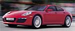 En röd Porsche Panamera kör ner gatan. (AI text)