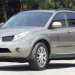 En silverfärgad SUV parkerad i en parkeringsplats. (AI text)