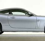 En silverfärgad Jaguar XKR sportbil. (AI text)