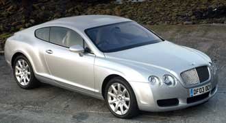 En silverfärgad Bentley Continental parkerad vid vägkanten. (AI text)