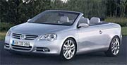 En silverfärgad Volkswagen cabriolet. (AI text)