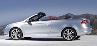 En silverfärgad Volkswagen Cabriolet. (AI text)