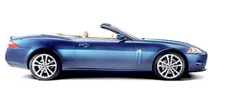 En blå Jaguar cabriolet. (AI text)
