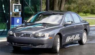 En Volvo S60 står parkerad vid en bensinstation. (AI text)