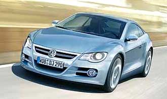 En Volkswagen CC coupé kör nedför vägen. (AI text)