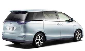 En Toyota Sienna parkerad på ett vitt bakgrund (AI text)
