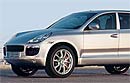 En silverfärgad Porsche Cayenne SUV parkerad vid vägkanten. (AI text)