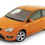 En apelsinfärgad Ford Focus ST (AI text)
