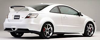 En vit bil med svart bakre bakhjul. (AI text)