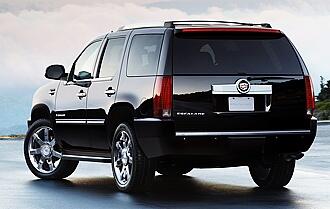 En svart Cadillac Escalade parkerad vid en vägkant. (AI text)