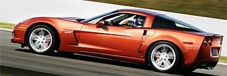 En röd Chevrolet Corvette C7-sportsbil kör på en racerbana. (AI text)