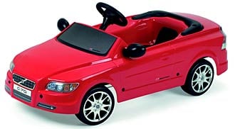 En röd leksaksbil med en svart styrpedal. (AI text)