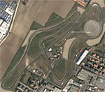 En bild från Google Earth av en racerbana. (AI text)