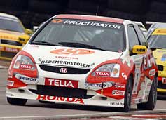 en grupp tävlingsbilar på en bana (AI text)