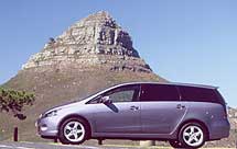 En Toyota Sienna parkerad framför ett berg. (AI text)