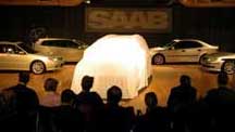 Saab-bilar på scenen vid en bilmesse. (AI text)