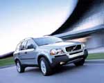 En Volvo XC90 SUV kör nedför en väg. (AI text)