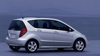 En Mercedes-Benz B-klass parkerad på en strand. (AI text)