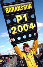 En man håller upp en skylt som säger "p". (AI text)