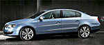 En blå Skoda Polo parkerad på en parkeringsplats. (AI text)