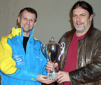 En man och en kvinna håller upp pokalen. (AI text)